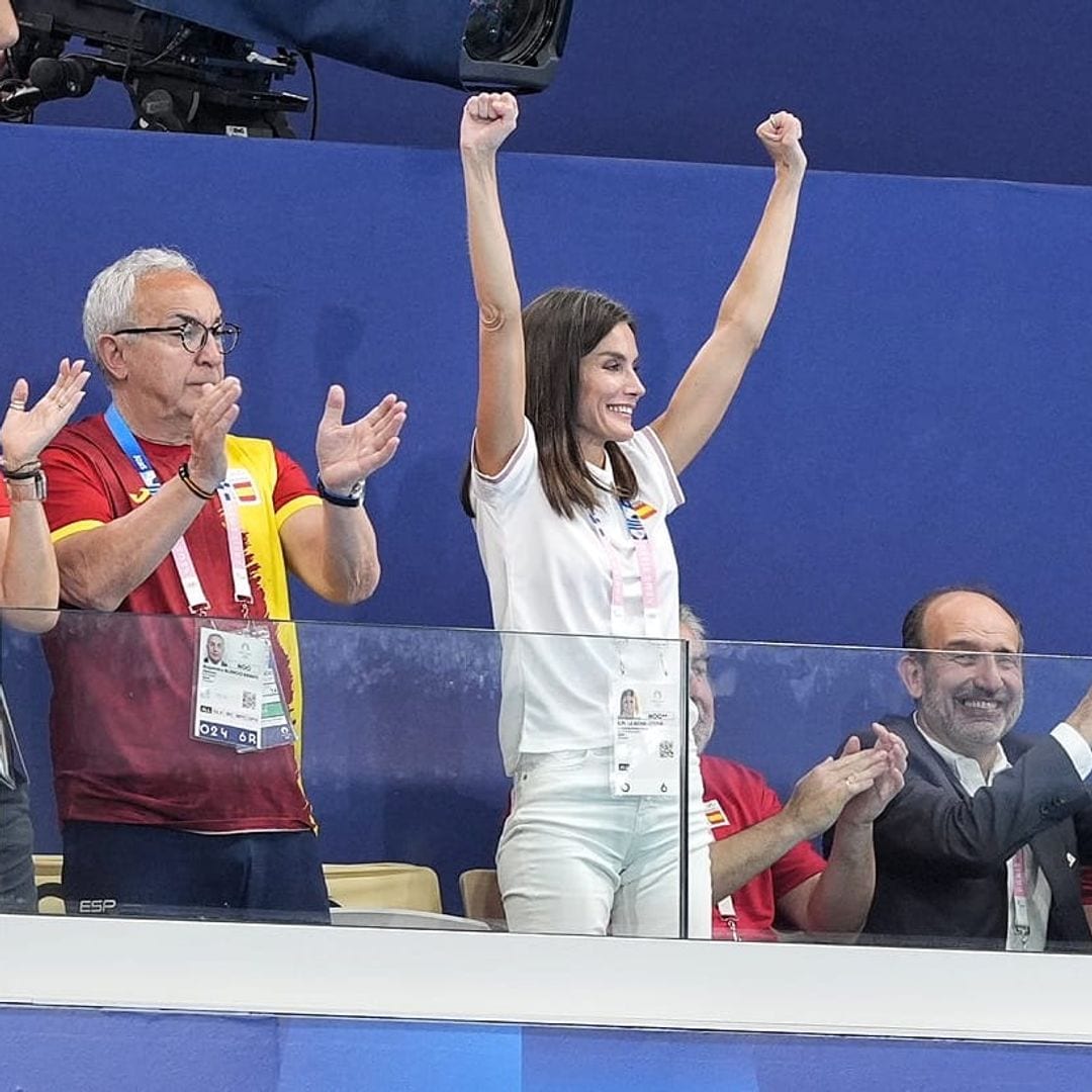 La reina Letizia, entusiasmada con la victoria del equipo de waterpolo femenino en los JJOO