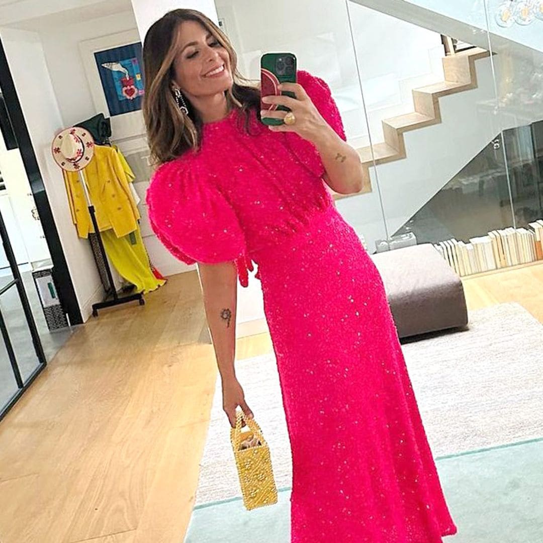 Nuria Roca se convierte en invitada viral con el vestido fucsia que lució en la boda de Tamara Falcó