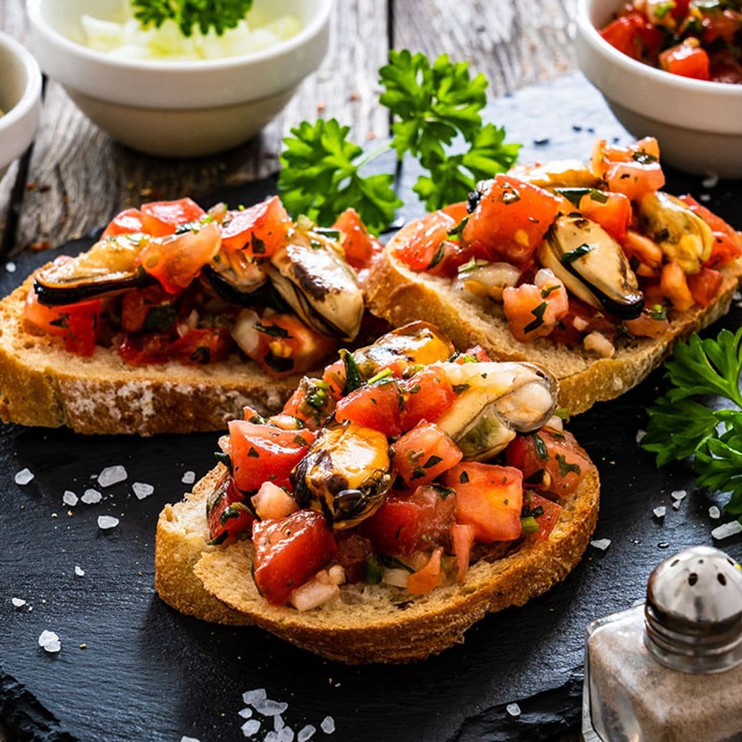 Tostas de mejillones con vegetales