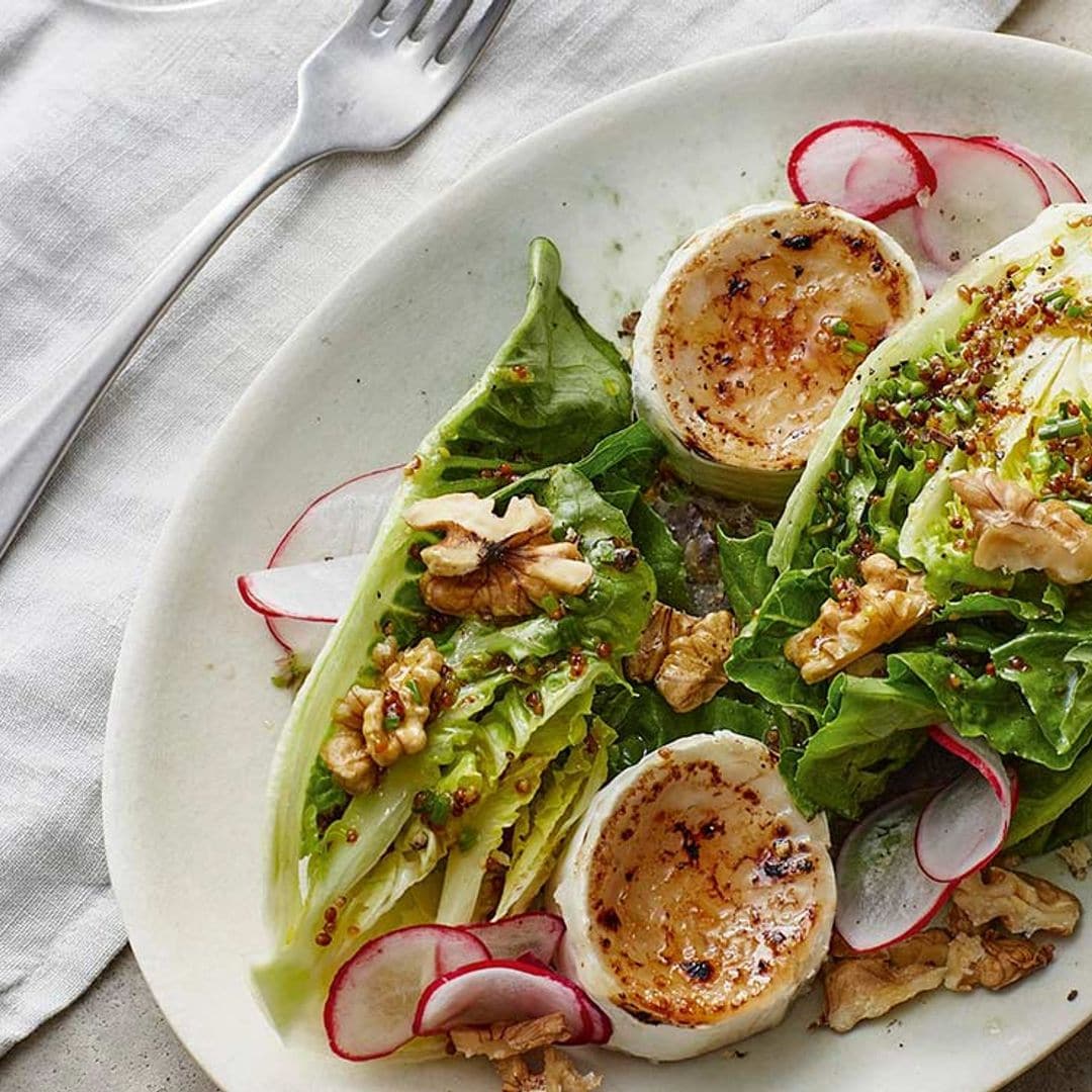 Ensalada de cogollos con queso de cabra flambeado y nueces