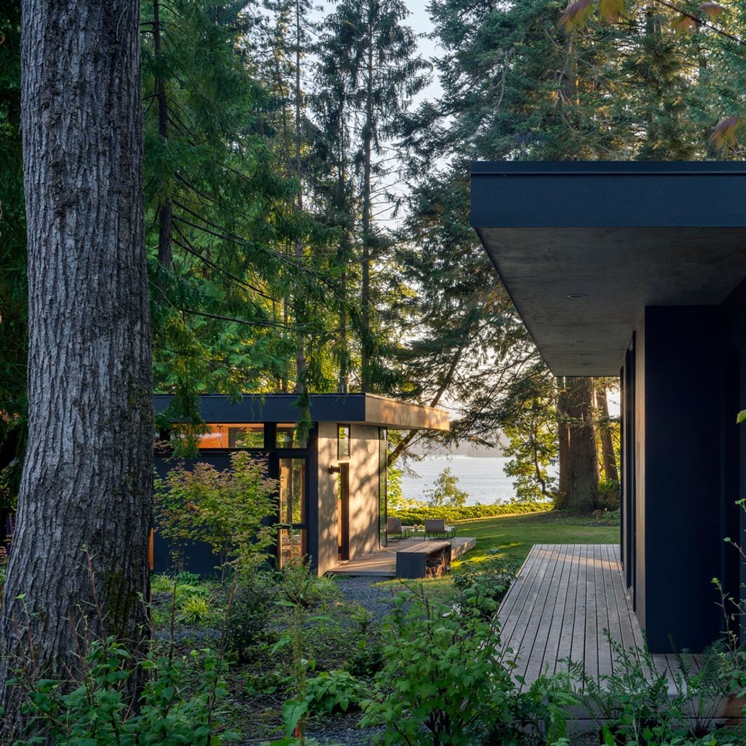 Vivir en contacto con la naturaleza en una moderna cabaña de madera y cristal