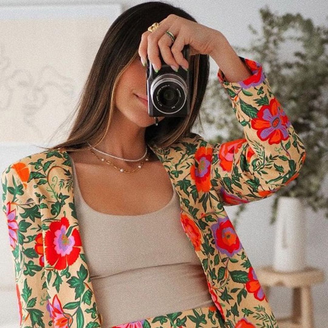 10 maneras diferentes de llevar el estampado de flores más allá del típico vestido