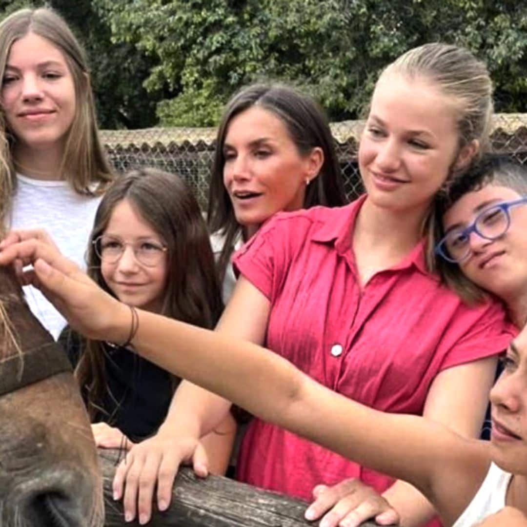 La princesa Leonor y la infanta Sofía visitan por sorpresa una granja escuela junto a su madre