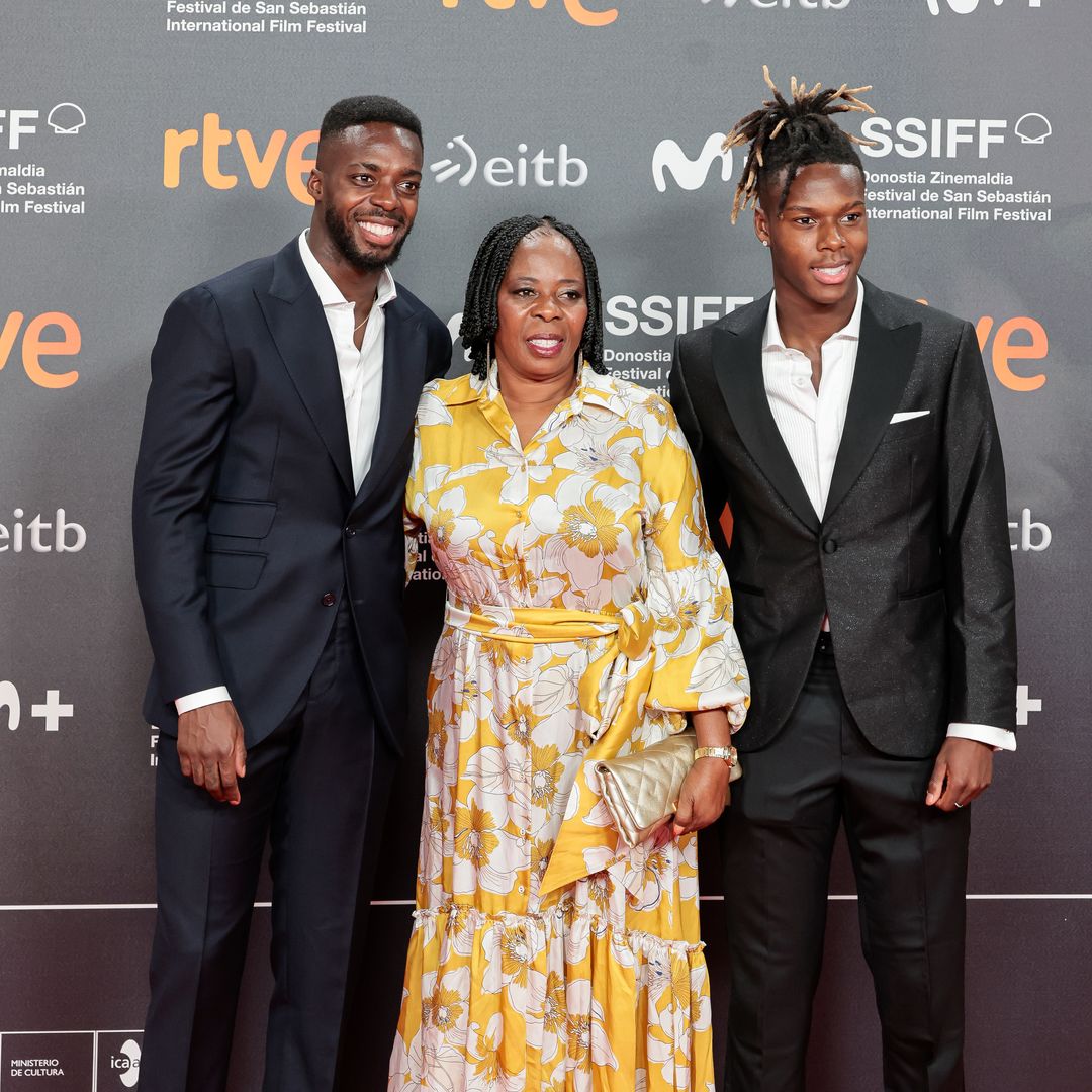 Nico e Iñaki Williams, dos estrellas del fútbol y ahora también del cine que posan en la alfombra roja junto a su familia