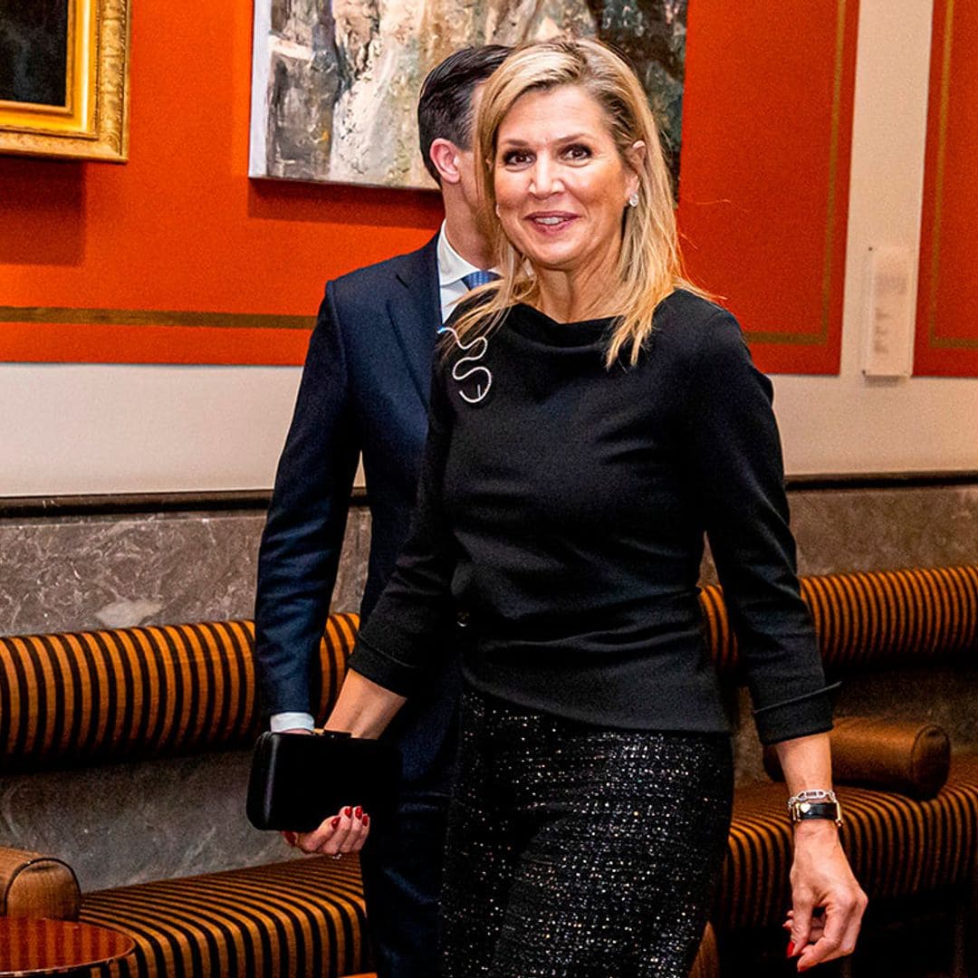 Máxima de Holanda innova con unos pantalones 'palazzo' de lentejuelas y un original broche de Zara