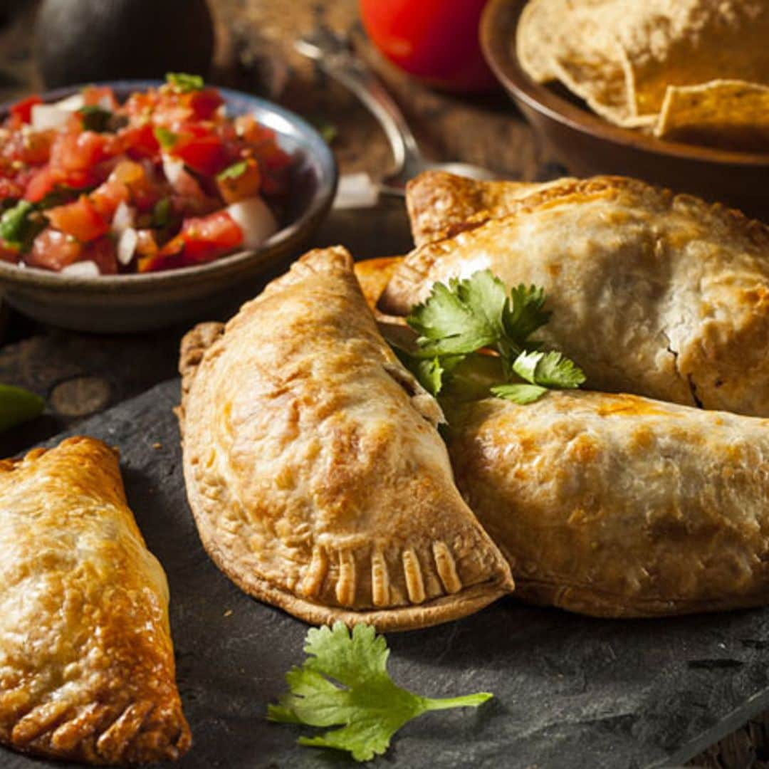 Empanadillas de pollo con ensalada de tomate