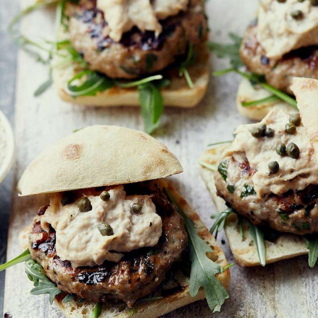 Mini hamburguesas con mousse de atún y alcaparras