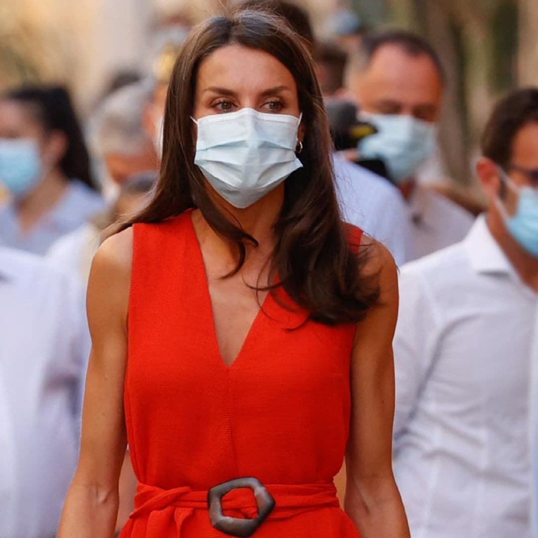 La Reina estrena vestido rojo de rebajas con alpargatas de cuero y bolso 'tie dye' en Petra