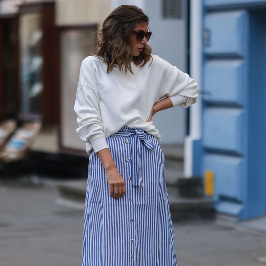 Combina tus camisas y tops básicos con una falda estampada para triunfar en primavera