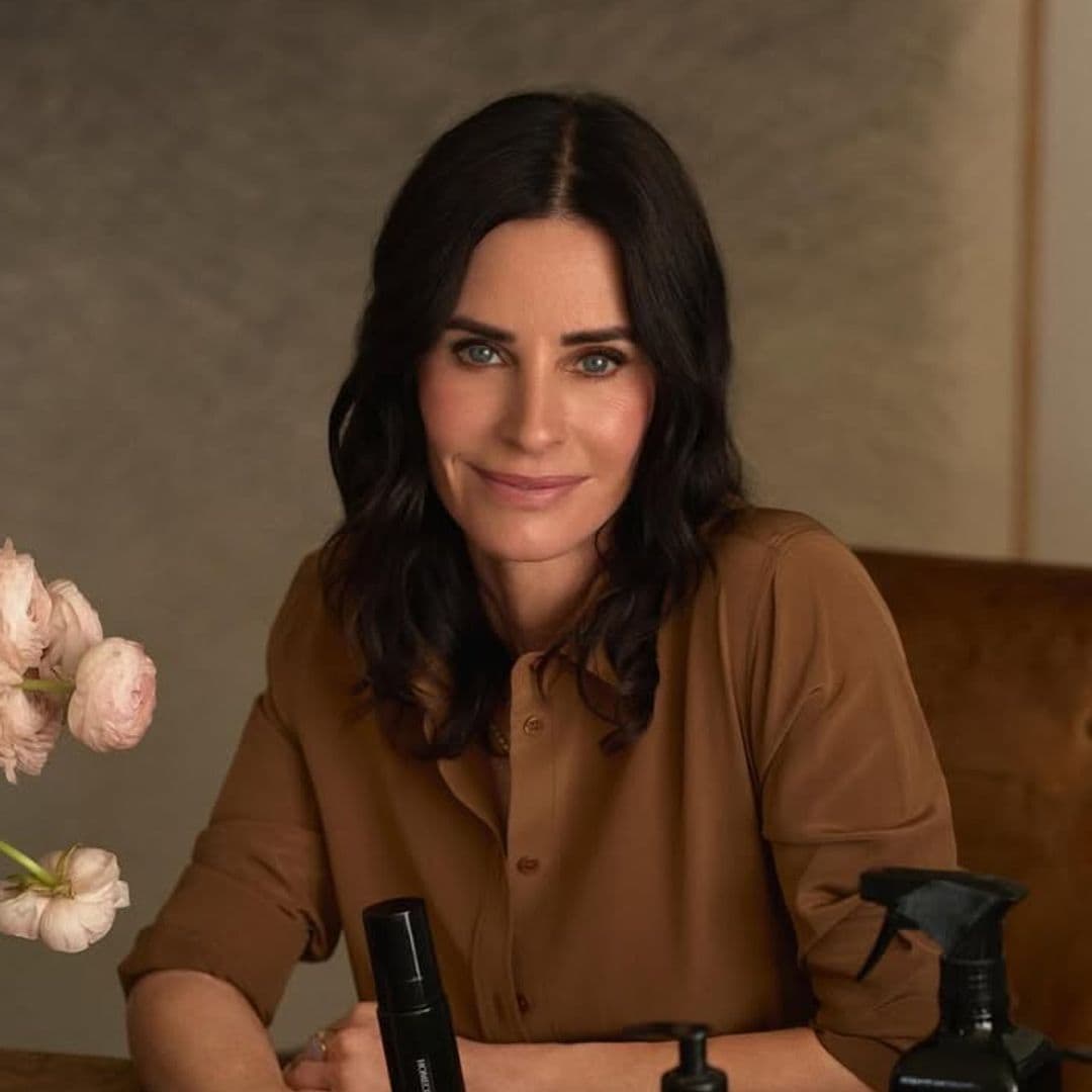 ¿Qué lleva en su bolso Courteney Cox? Los productos de belleza que la conectan con su personaje de 'Friends'