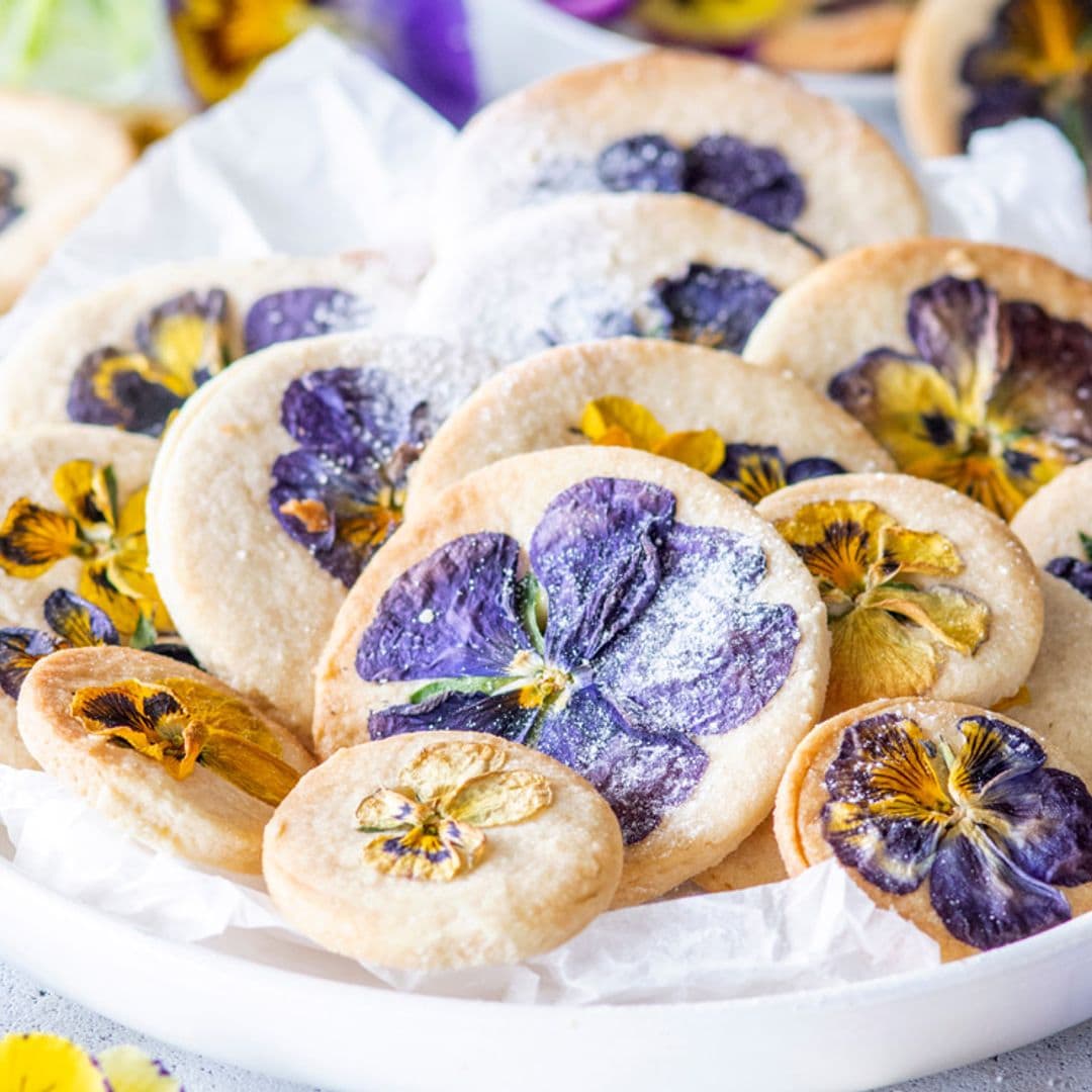 Galletitas de mantequilla con flores cristalizadas