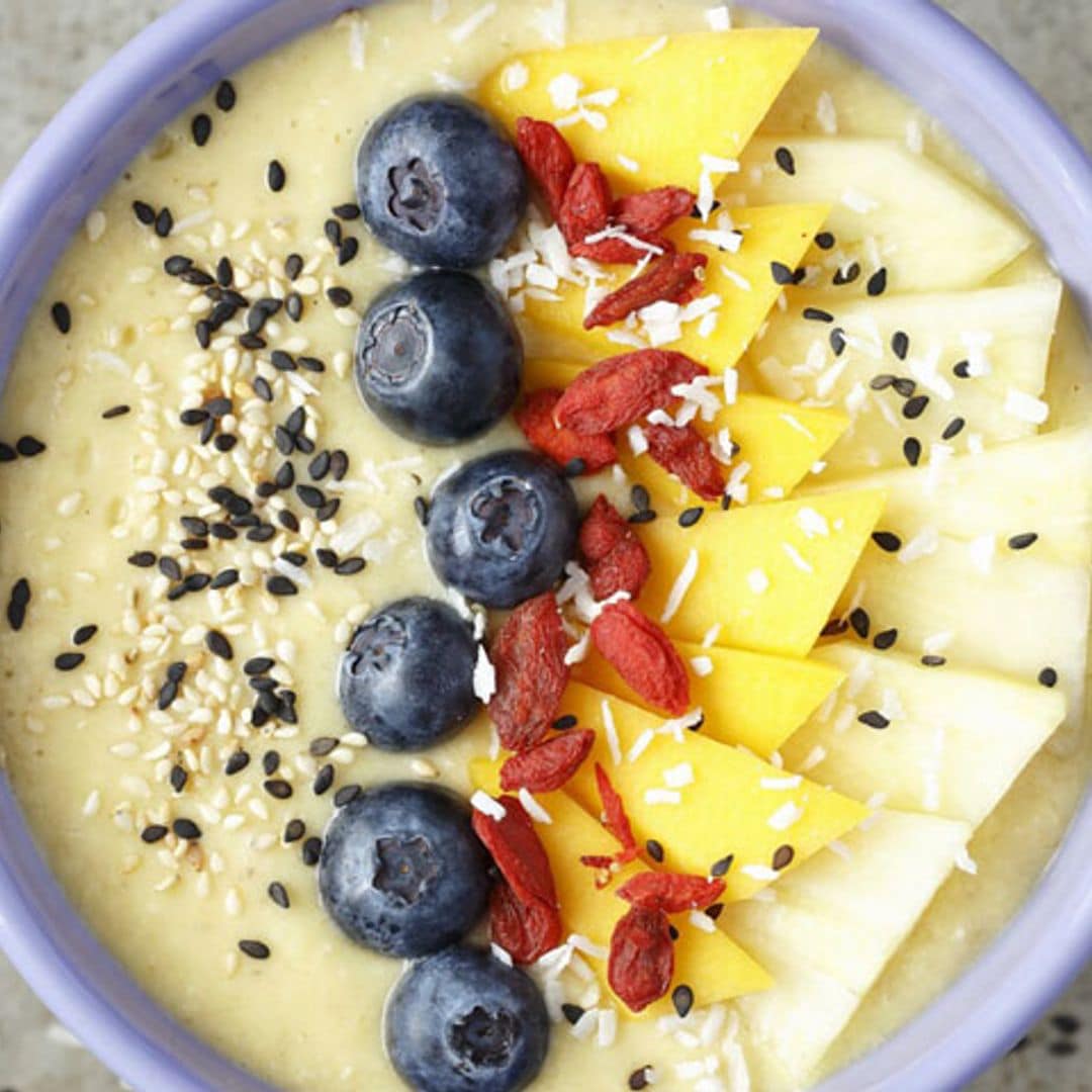 'Smoothie bowl' de mango, piña, bayas de Goji y leche de coco