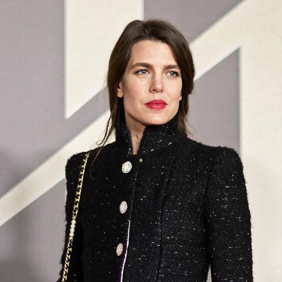 El abrigo-vestido ‘tweed’ con el que Carlota Casiraghi confirma que también sigue siendo la princesa de la moda