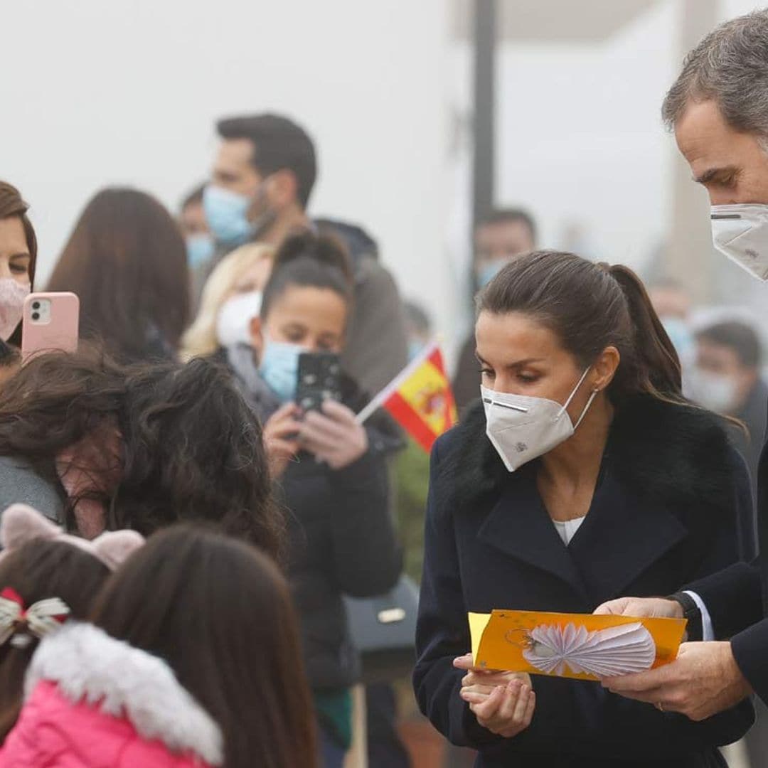 Don Felipe y doña Letizia, recibidos con un cálida bienvenida en un pequeño municipio madrileño