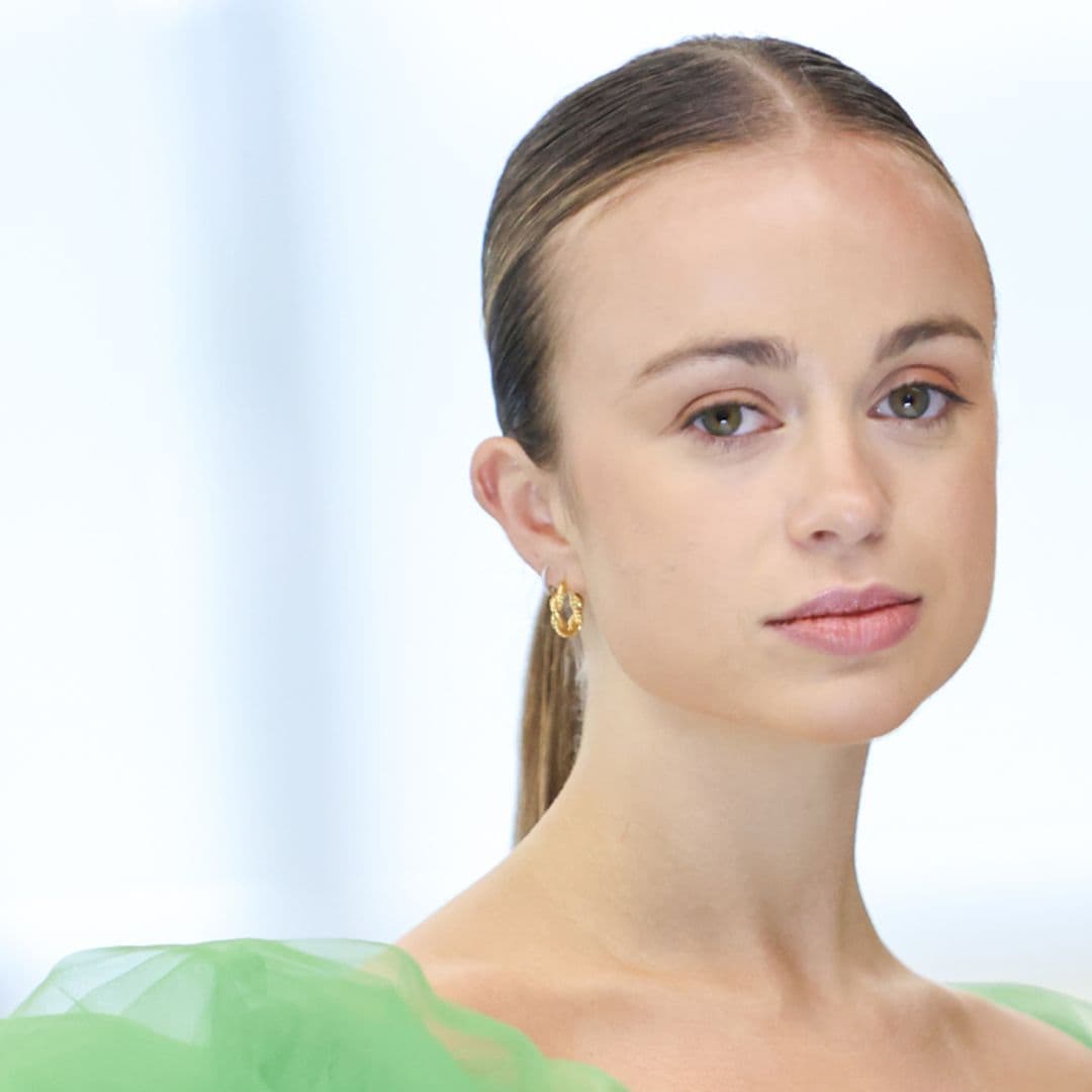 Amelia Windsor y el delicado camisón de 700 euros para ver el ballet 'El lago de los cisnes'