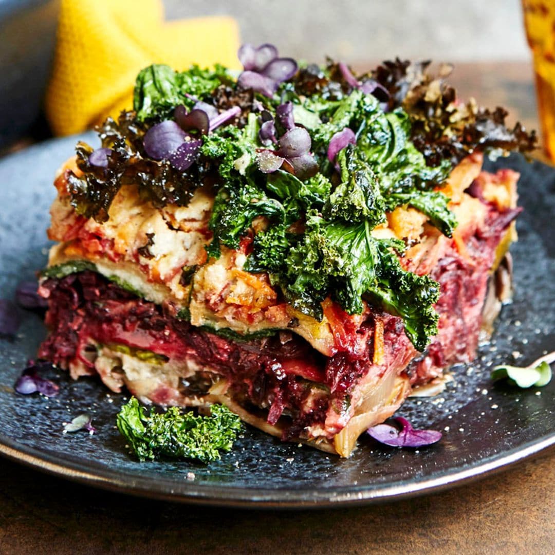 Lasaña de remolacha y kale con albahaca morada