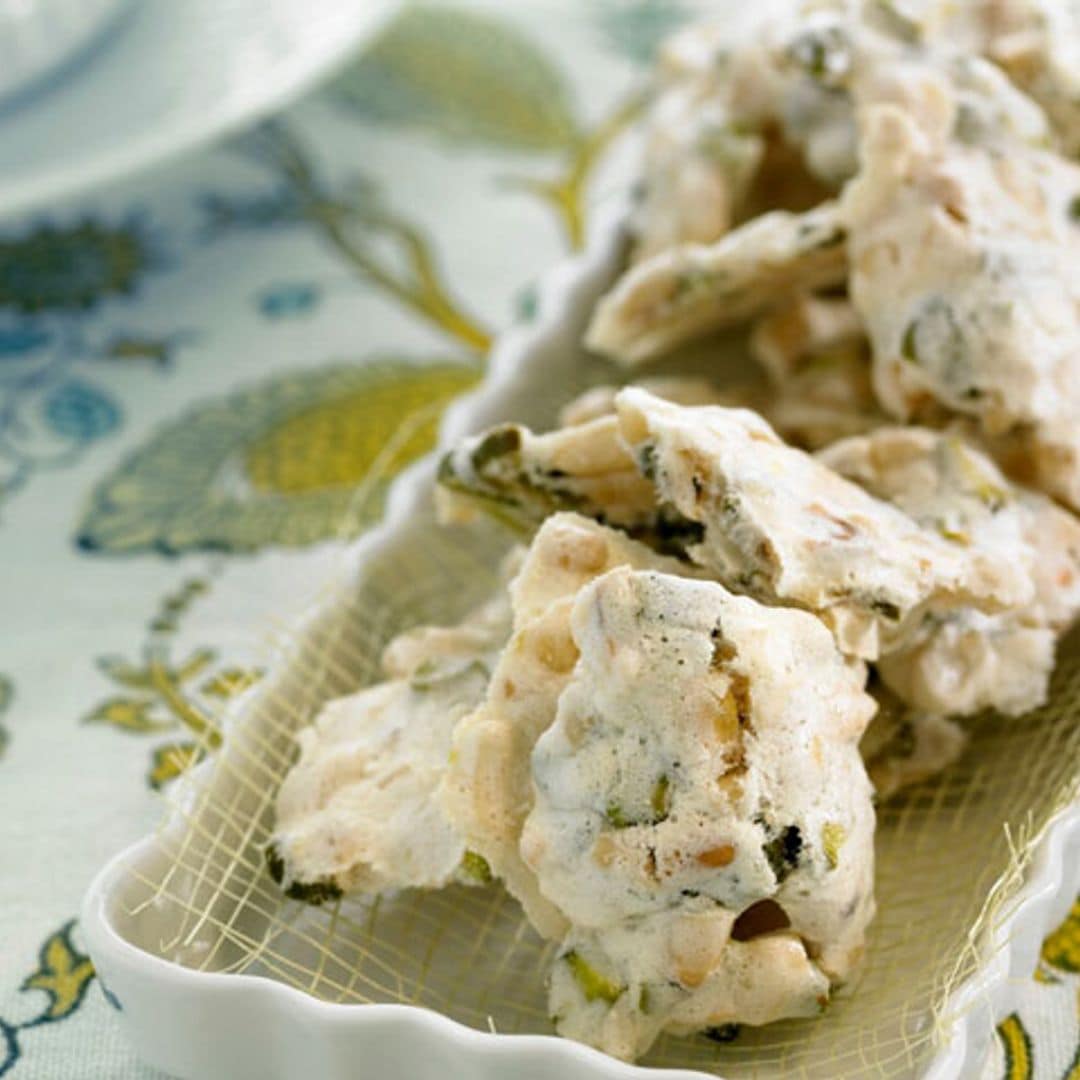 Turrón blanco de almendras, piñones y pistachos