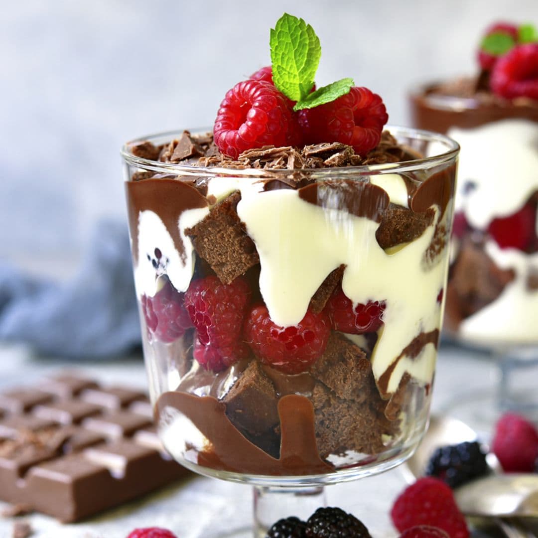 Postre de chocolate, yogur y frambuesas