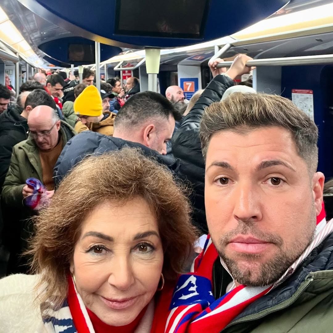 Ana Rosa Quintana, en el metro con su sobrino después del derbi Atlético - Real Madrid