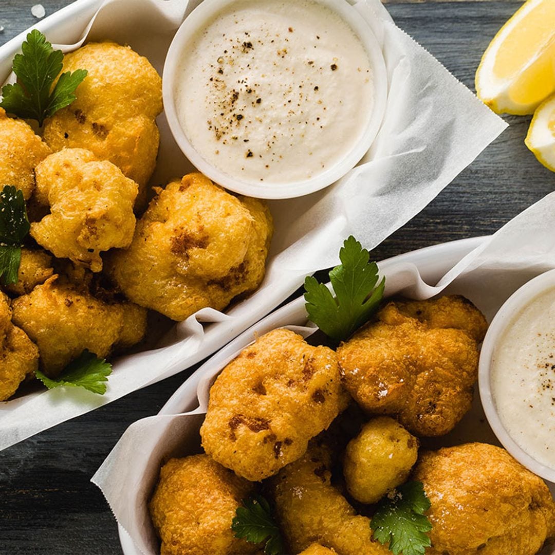 Coliflor en tempura con salsa de queso y pimienta