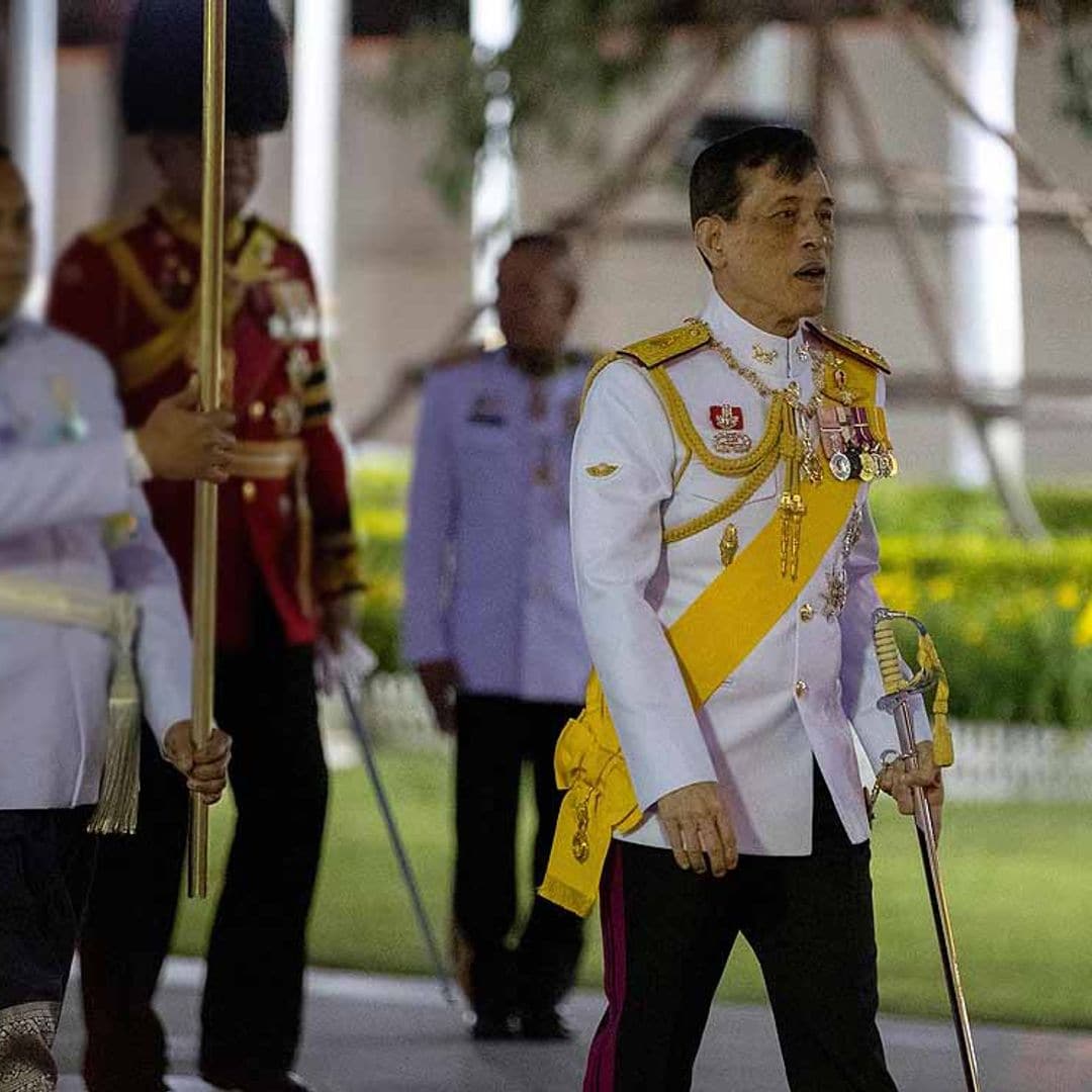 Nuevo capítulo en la polémica cuarentena del rey de Tailandia: se enfrenta a un fotógrafo en su vuelta a Alemania