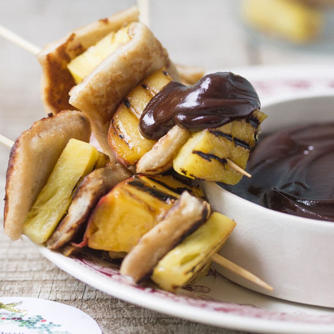 Brochetas de piña y 'french toasts' con chocolate fundido