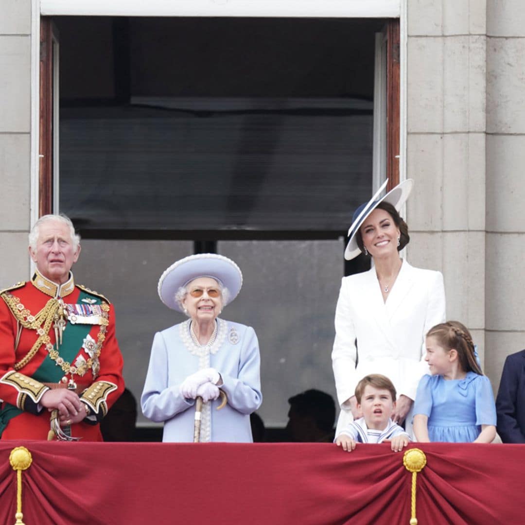 Isabel II marca la diferencia entre los que están en el balcón y los que no