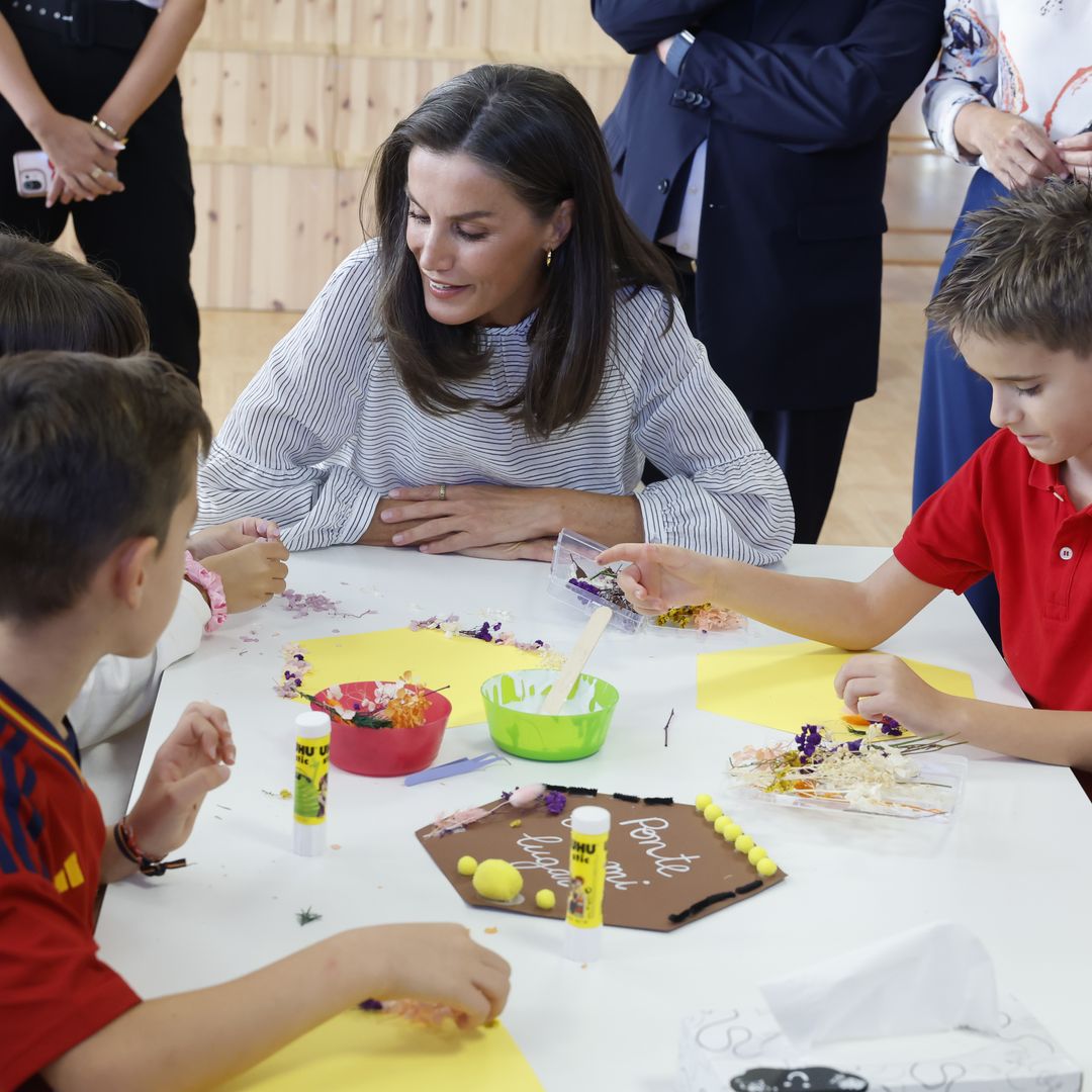 La reina Letizia inaugura el curso escolar en Azuqueca de Henares entre abejas y guiños a su Asturias natal