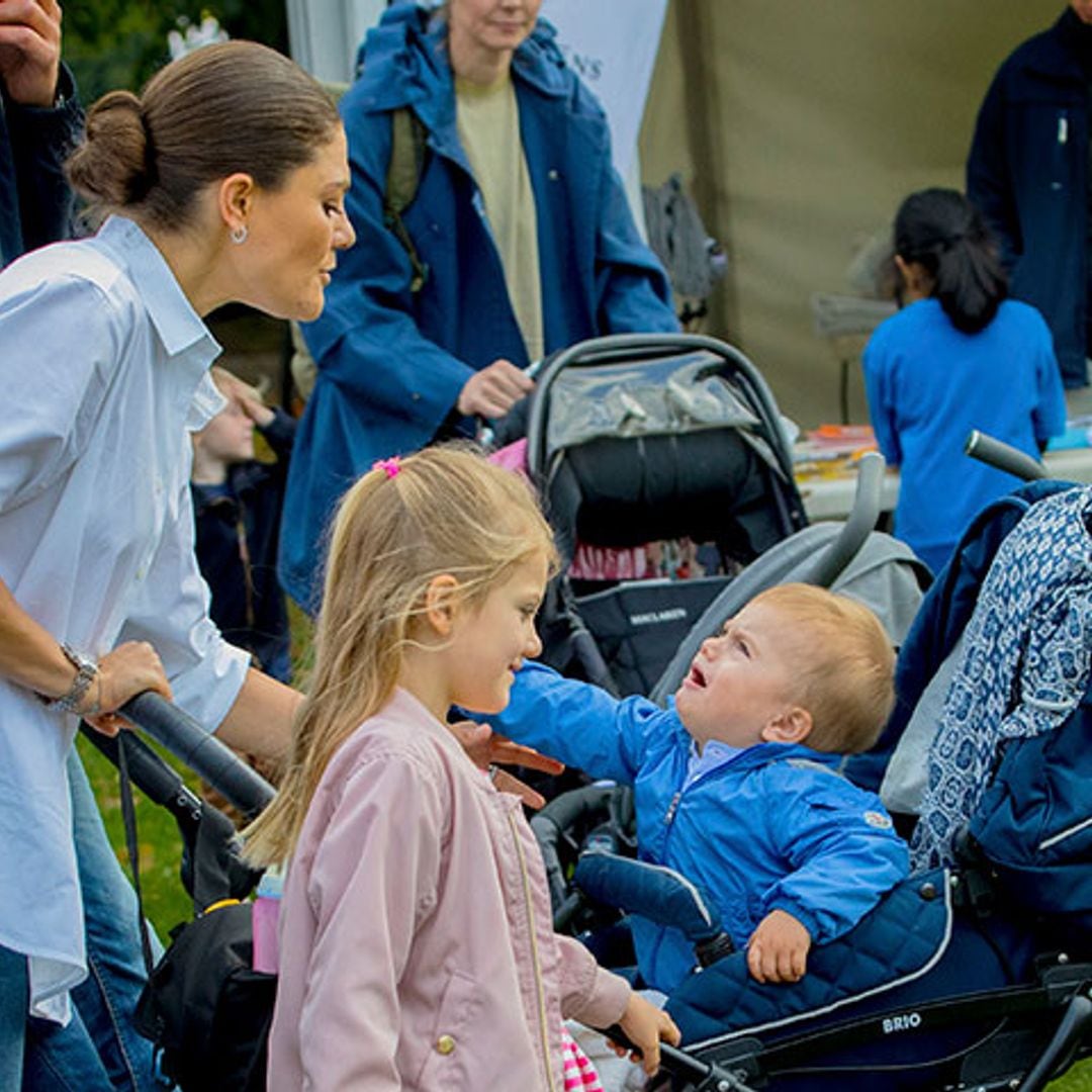 Victoria de Suecia, un día en el parque con sus hijos Estelle y Oscar