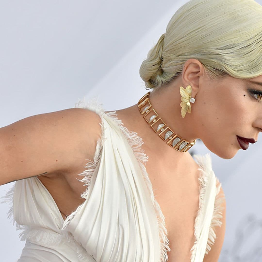 Lady Gaga se robó todas las miradas con este vestido blanco de inspiración nupcial