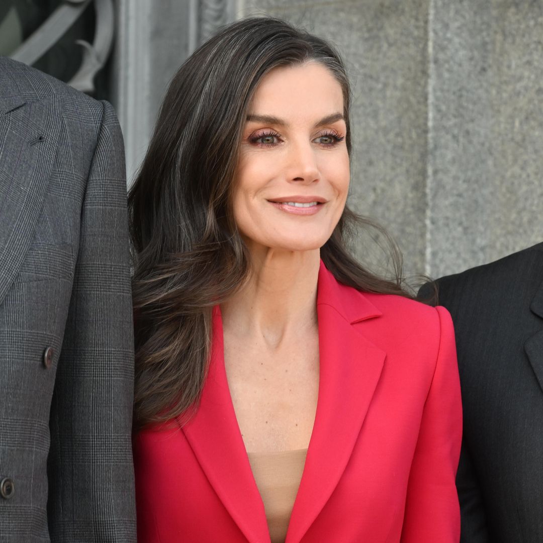 Copia el truco de la reina Letizia para lucir un escote elegante y muy favorecedor