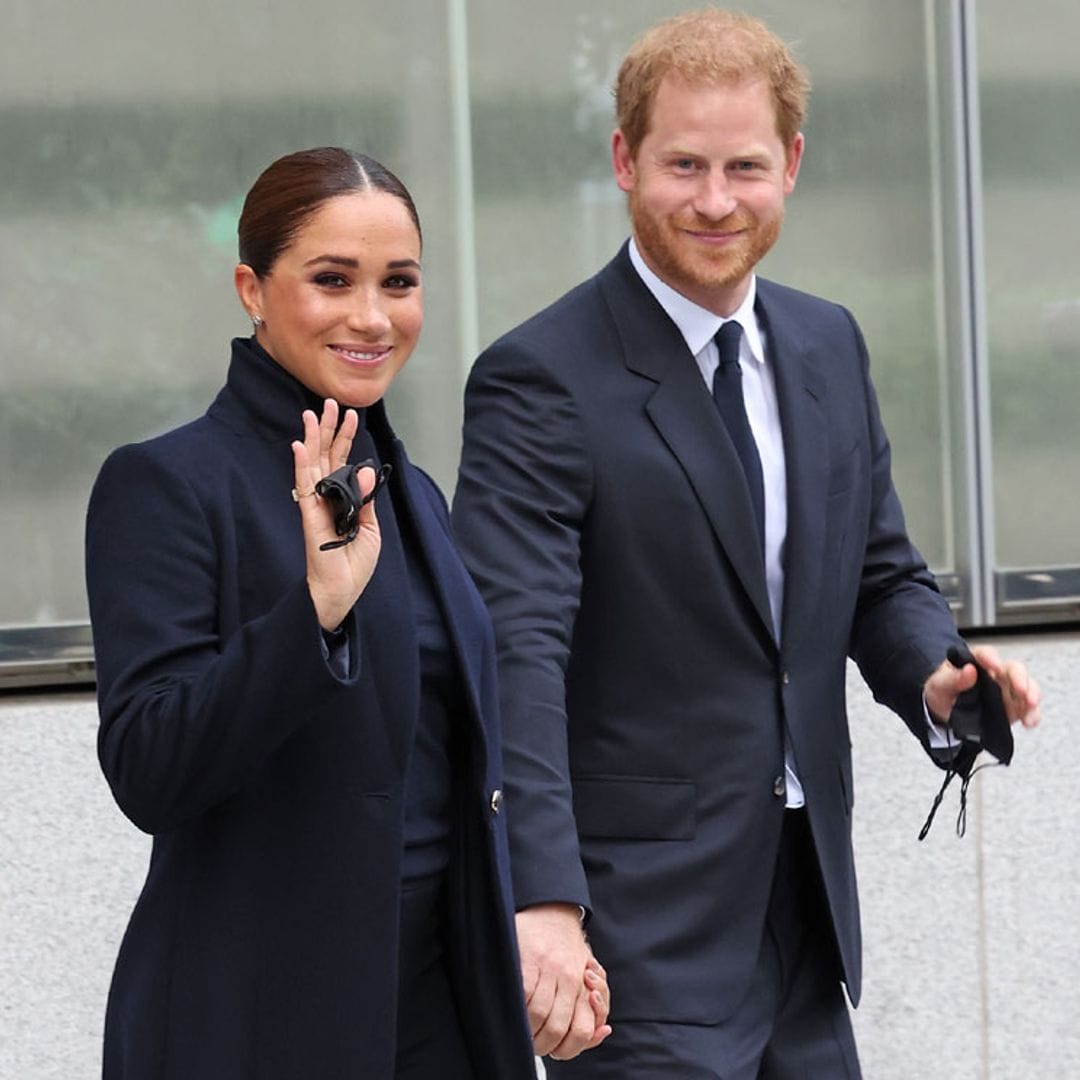 Meghan Markle reaparece en Nueva York con un sobrio look azul marino a juego con Harry