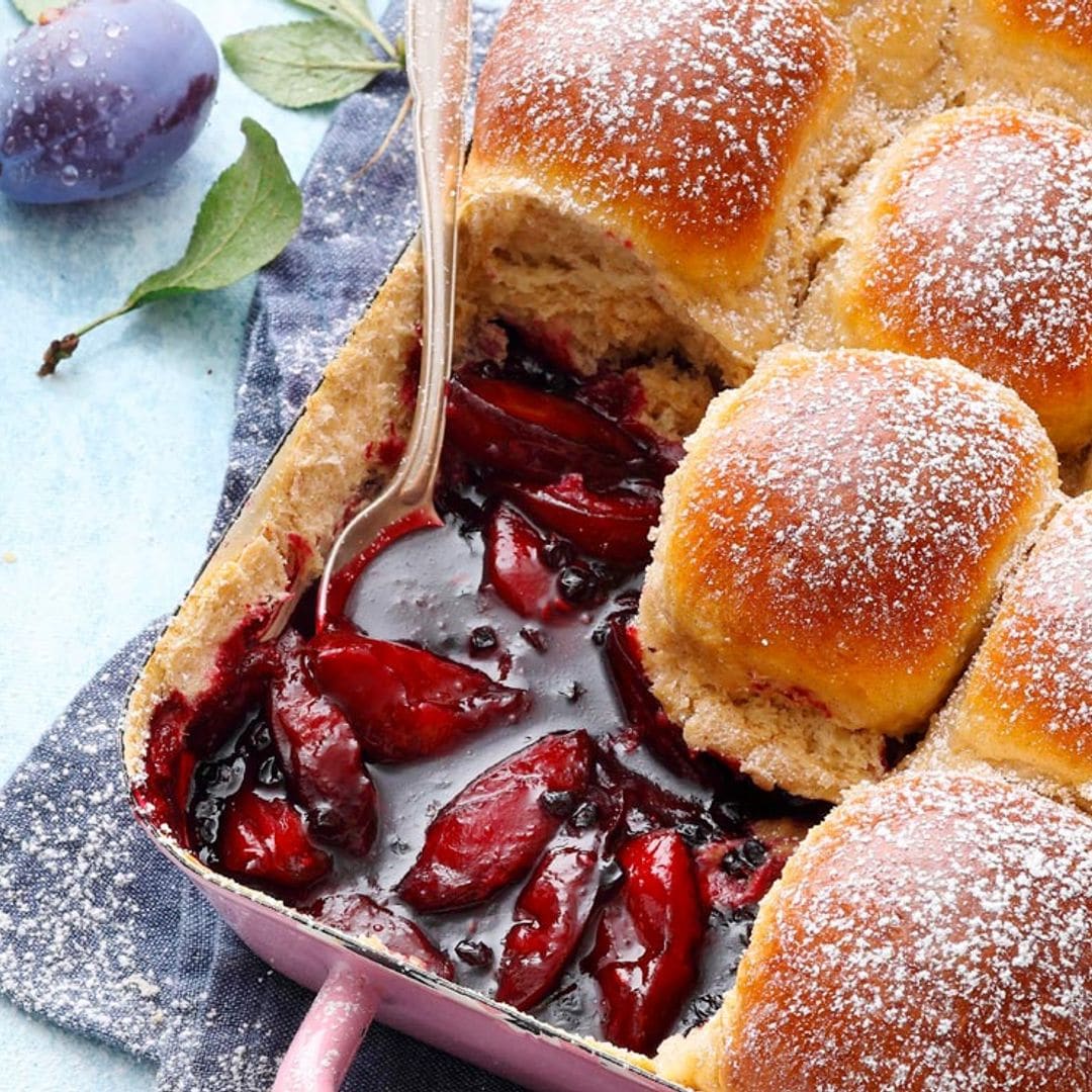 Bollos de canela con compota de ciruelas rojas