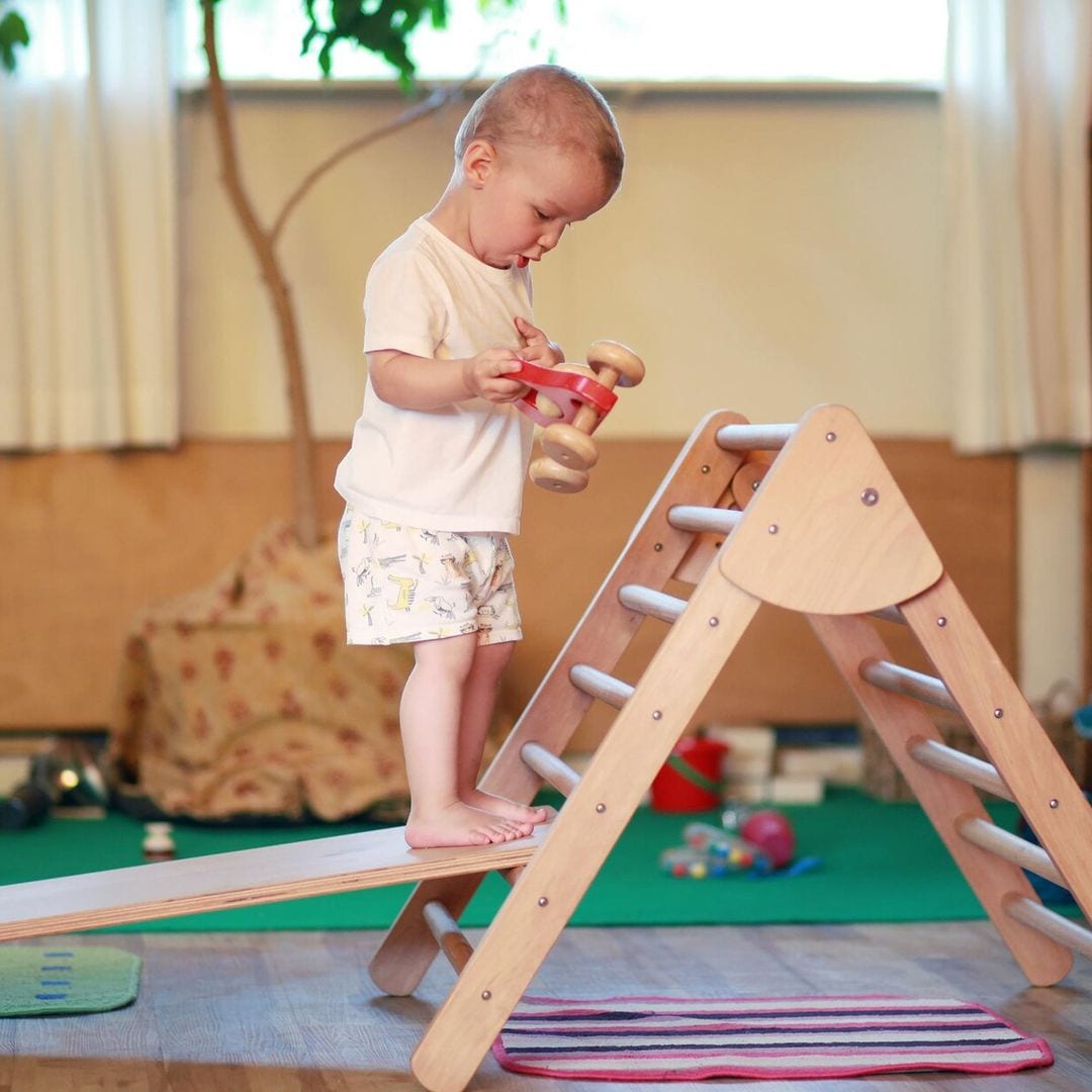 ¿Qué es el triángulo Pikler y cómo ayuda al desarrollo de los niños?