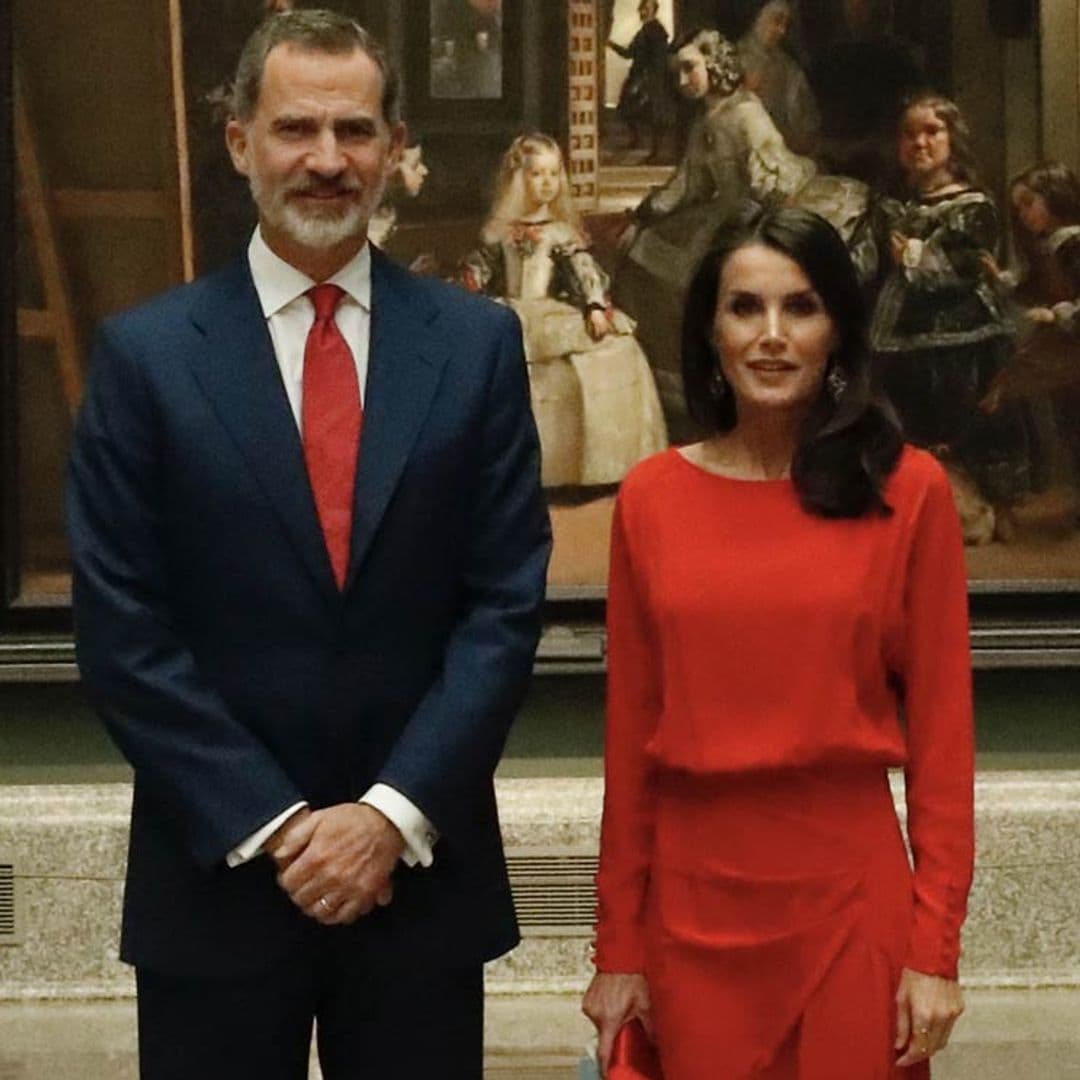 La Reina recupera su icónico 'rojo Letizia' con un nuevo vestido español