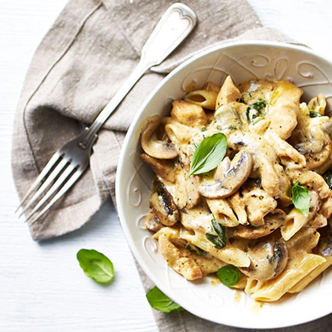 'Penne' cremosos con pollo y champiñones