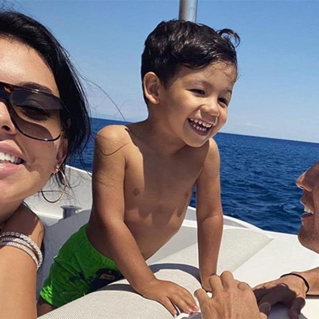 ¡Grumete a bordo! Mateo, el hijo de Cristiano y Georgina, hace reír a sus padres con sus divertidos posados