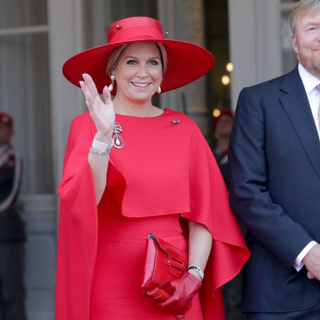 Máxima se supera con una capa roja y bolso diseñado por otra 'royal'