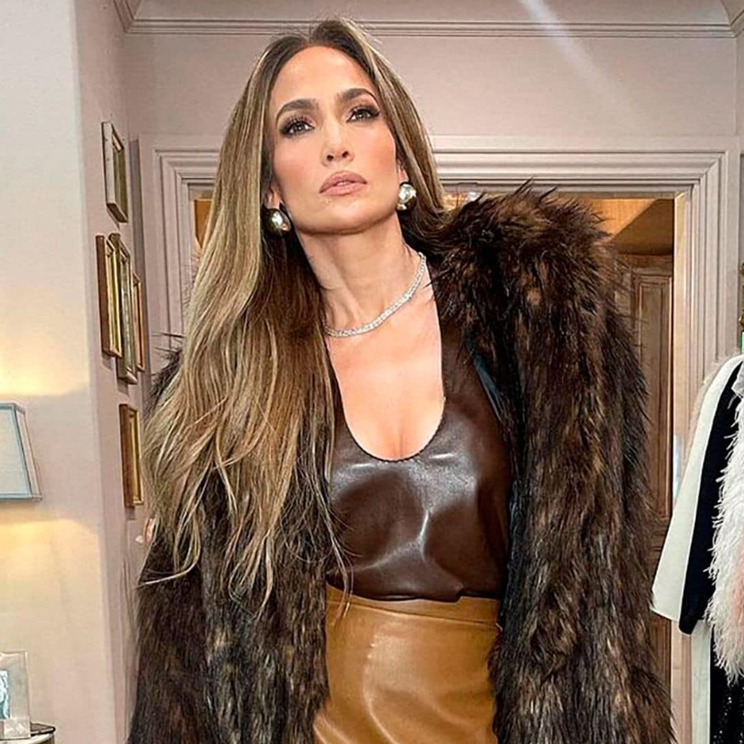 Jennifer Lopez vuelve a apuntarse al 'mob wife' con un abrigo de pelo y bolso de cocodrilo exclusivo