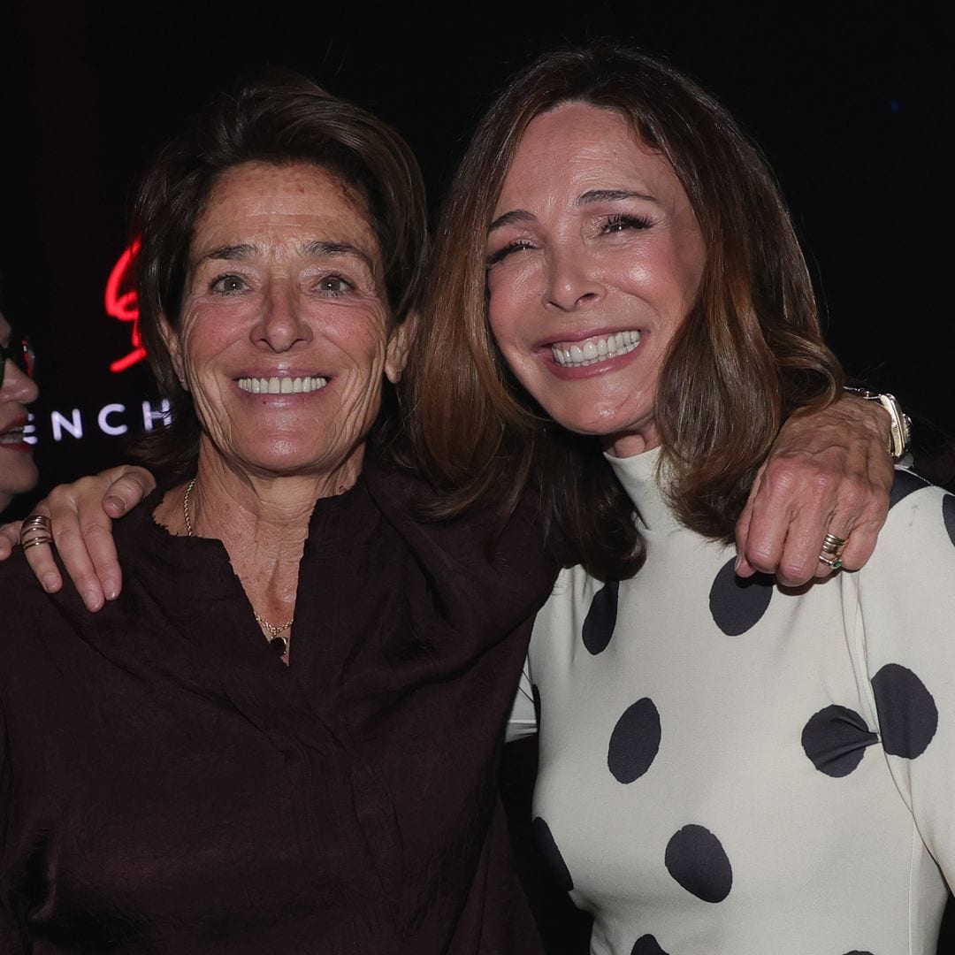 Lidia Bosch y Aruca Fernández, las mujeres de Emilio Aragón, en la ficción y en la vida real, posan juntas y sonrientes