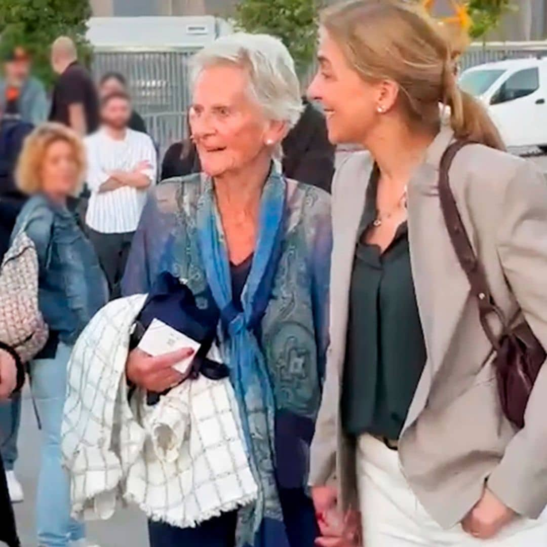 Los gestos de cariño de la infanta Cristina con su exsuegra, Claire Liebaert, juntas de la mano, que evidencian su excelente relación