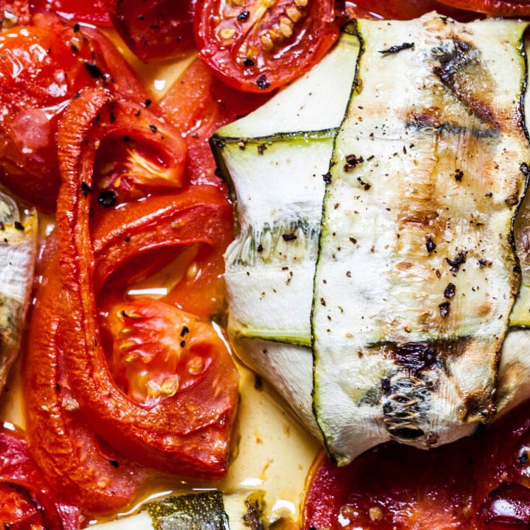 Raviolis de calabacín, queso feta y espinacas con tomates y pimientos al horno