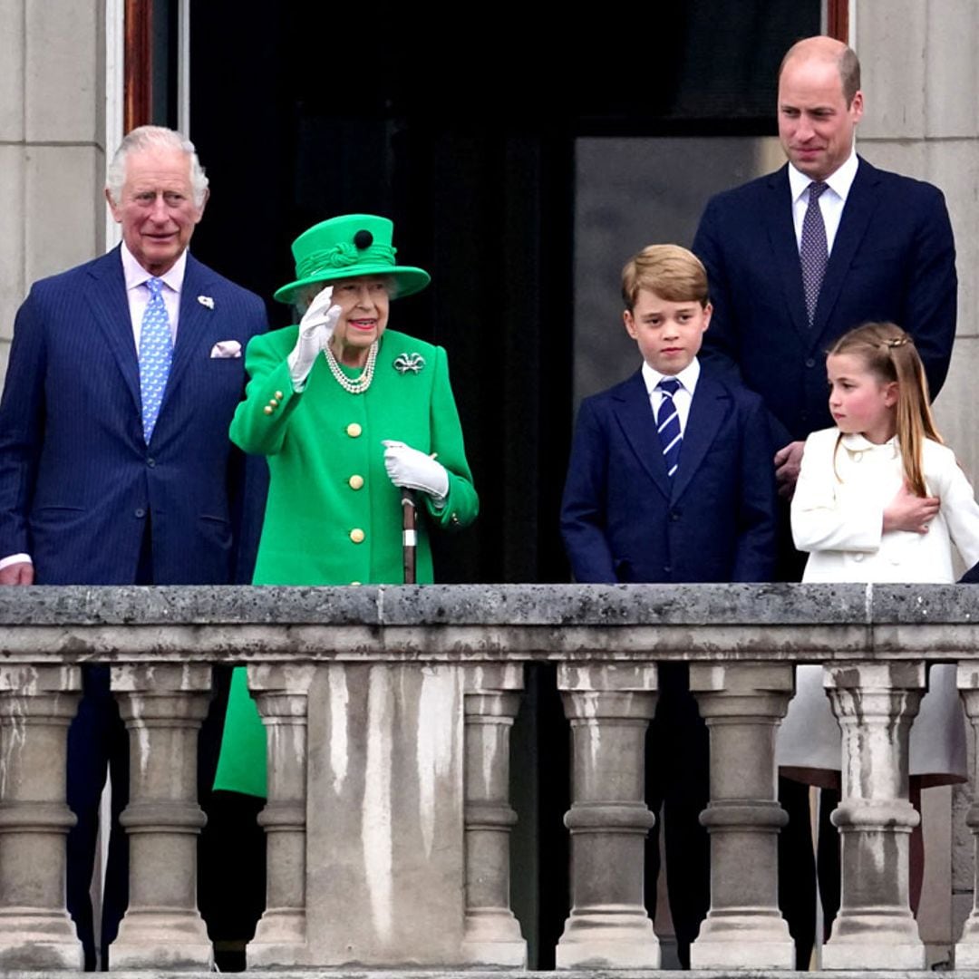 En el ‘backstage’ de Buckingham: así se gestó in extremis el histórico saludo de Isabel II desde el balcón