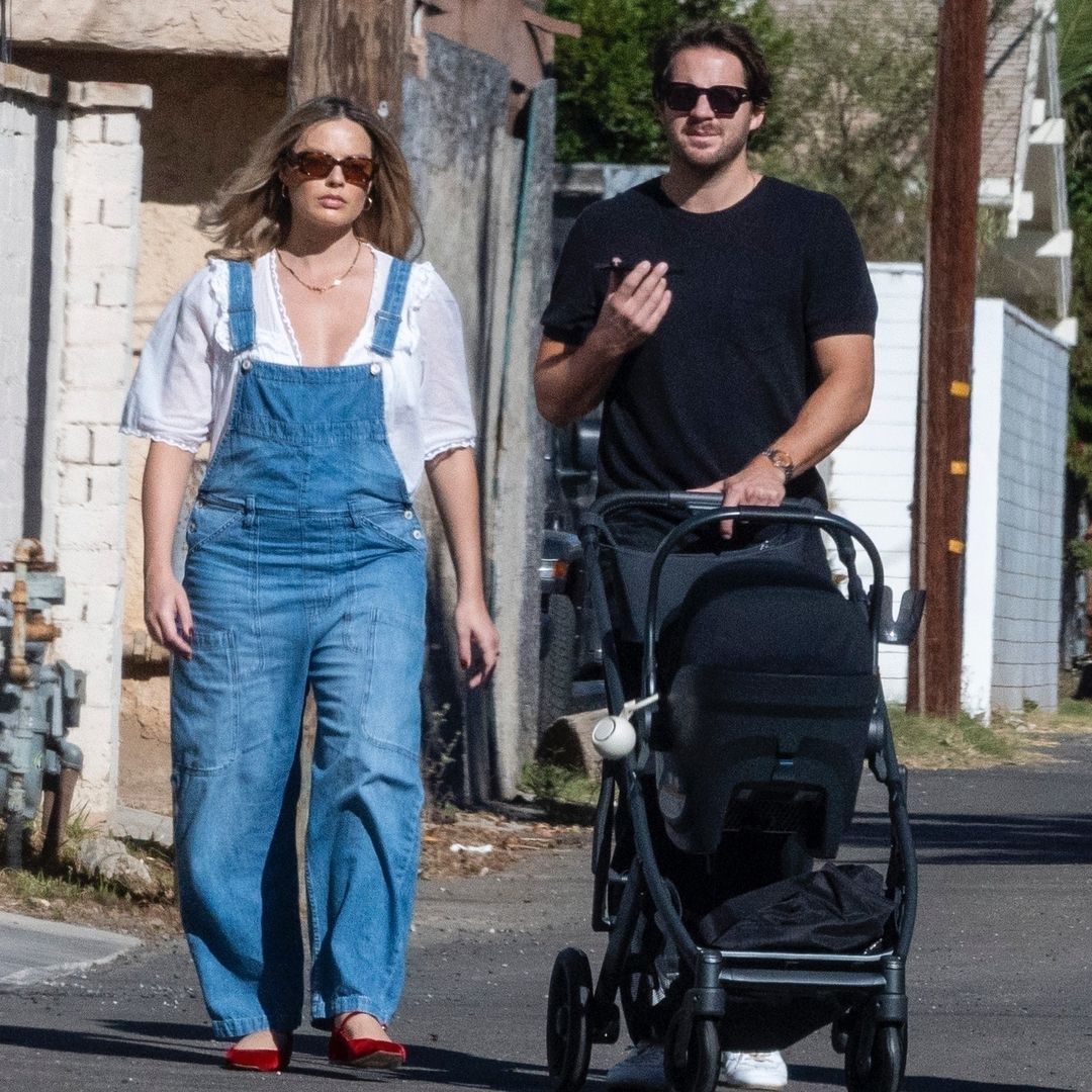 Los primeros 'looks' de Margot Robbie tras convertirse en mamá incluyen un overol y 'ballet flats'