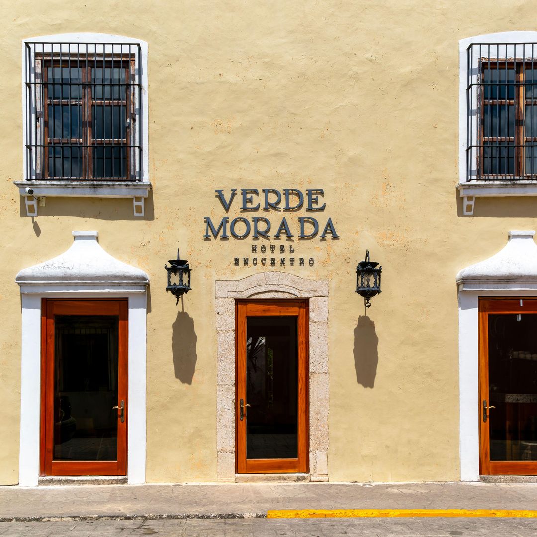 Ubicado en la calzada de los Frailes, el hotel Verde Morada ocupa una antigua casa colonial y rezuma un encanto muy particular.