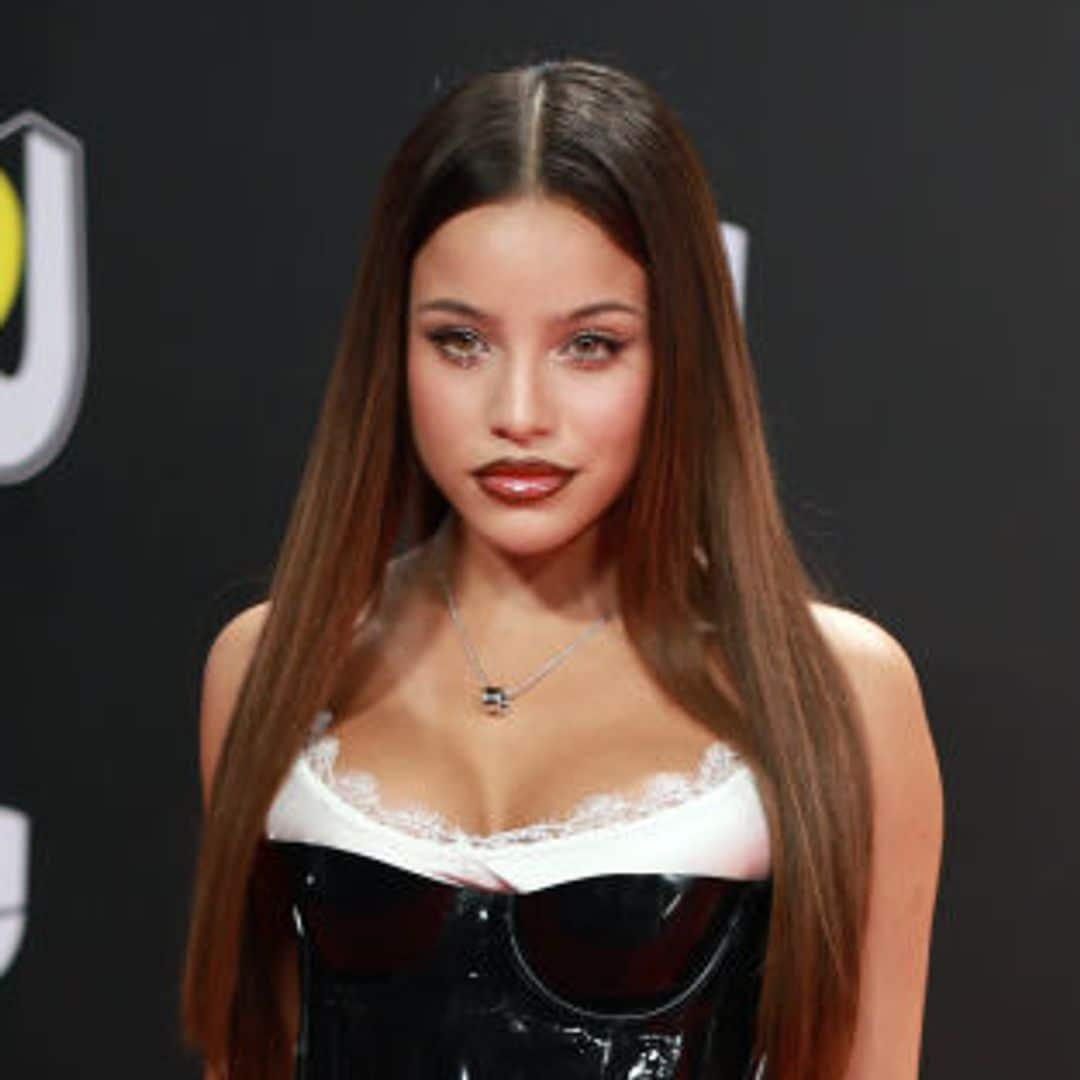 Emilia demuestra que el estilo 'grunge' está de vuelta en la alfombra roja de los Premios Juventud