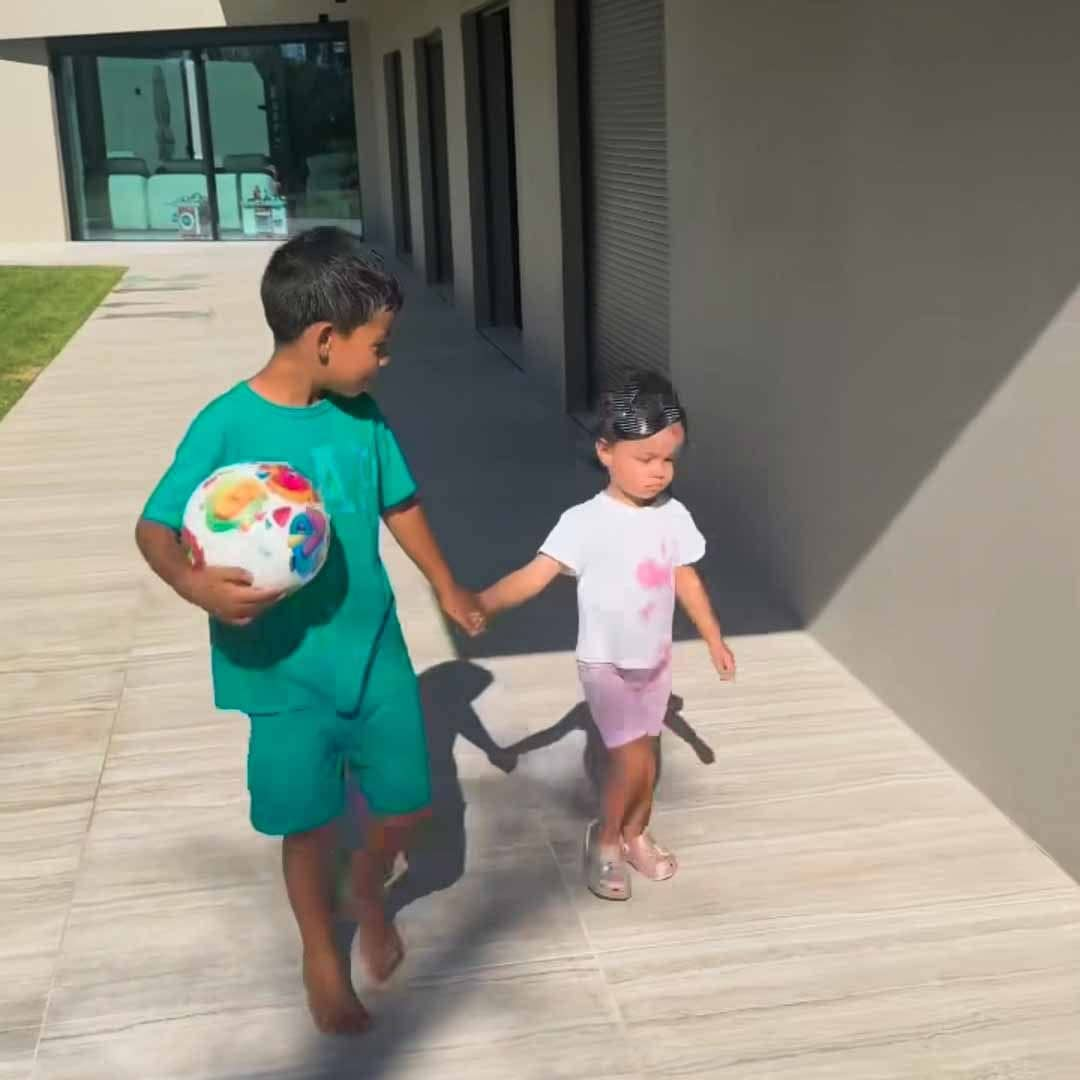 Junto a su hermanito Mateo, Bella Esmeralda muestra su talento como futbolista