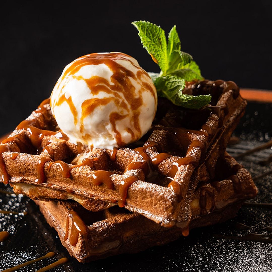 Gofres de chocolate con dulce de leche y helado