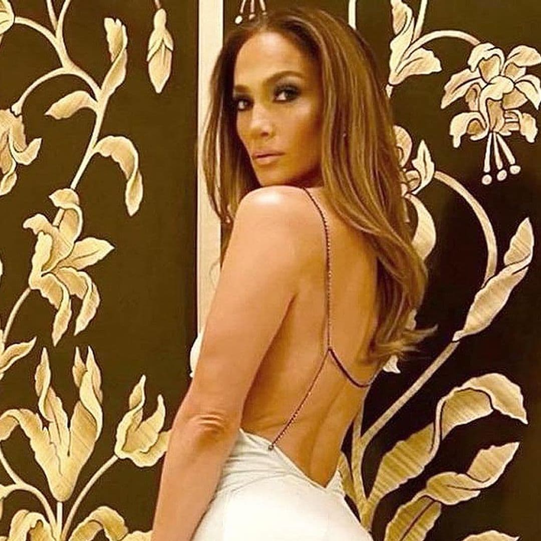 ¿1999 o 2021? Jennifer Lopez causa sensación con su seductor 'slip dress'