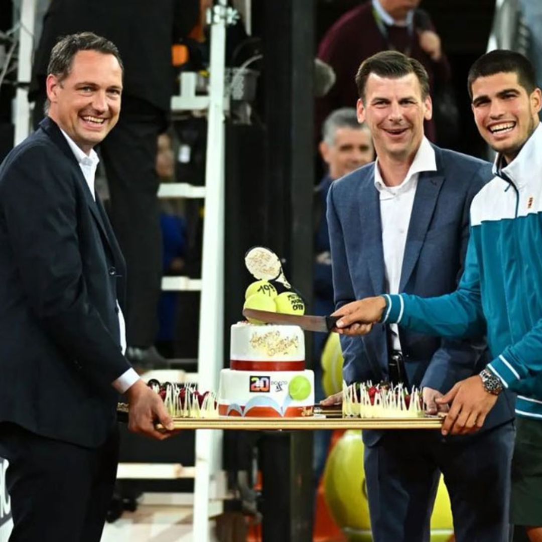 Carlos Alcaraz cumple 19 años en la pista, con una gran sorpresa y a la espera de su mejor regalo